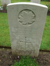 Etaples Military Cemetery - Lowe, M